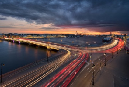 Top nyissa ki a tetőt, a város lélegzetelállító kilátás nyílik a városra (panoráma) Top nyissa ki a tetőt, a város lélegzetelállító kilátás nyílik a városra