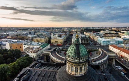 Top nyissa ki a tetőt, a város lélegzetelállító kilátás nyílik a városra (panoráma) Top nyissa ki a tetőt, a város lélegzetelállító kilátás nyílik a városra