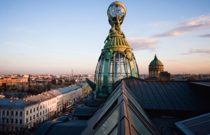 Top nyissa ki a tetőt, a város lélegzetelállító kilátás nyílik a városra (a tetőn) Top nyissa ki a tetőt, a város lélegzetelállító kilátás nyílik a városra