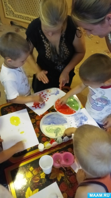 Mester osztályban a szülők az első fiatalabb csoport rajzoláshoz Ujjfestékek „mágikus