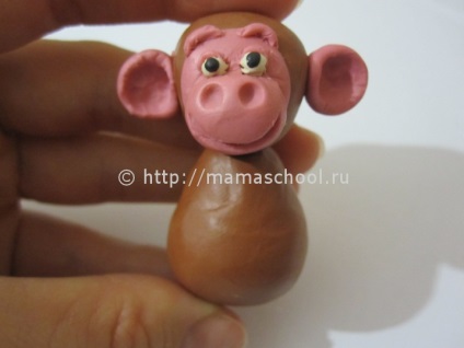 Monkey agyagból kezük (agyag kezével) Monkey agyagból kezük
