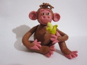 Monkey agyagból kezük (agyag kezével) Monkey agyagból kezük