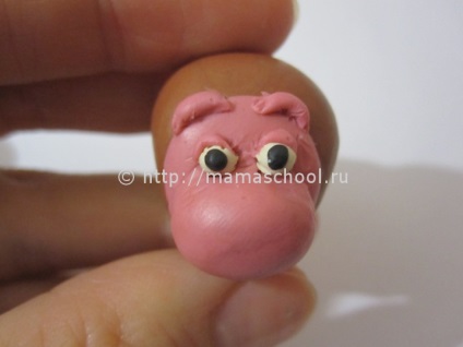 Majom agyagból a kezüket (egy feltekert barna agyag) Monkey agyagból kezük