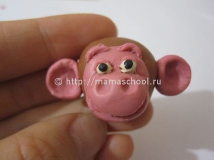 Majom agyagból a kezüket (egy feltekert barna agyag) Monkey agyagból kezük