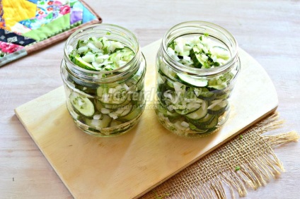 Uborka saláta hagymával és petrezselyemmel egy téli recept részletes fotó