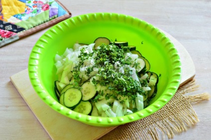 Uborka saláta hagymával és petrezselyemmel egy téli recept részletes fotó