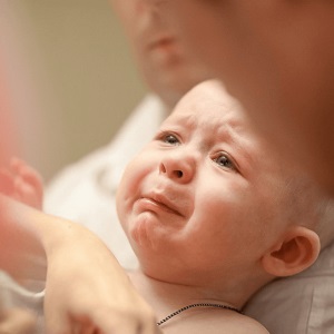 Miért rázza az újszülött chin chin tremor okoz csecsemőkben
