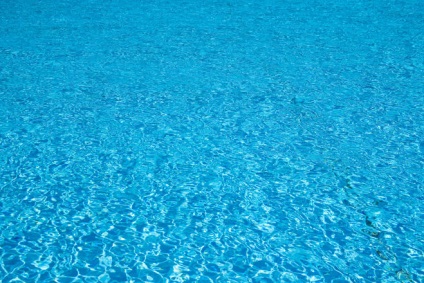 Чому вода в морі синя