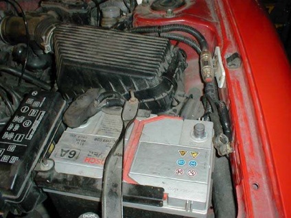 Jelek egy autó akkumulátor meghibásodása és hogyan oldja meg őket