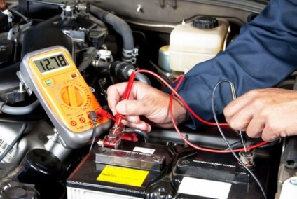 Jelek egy autó akkumulátor meghibásodása és hogyan oldja meg őket