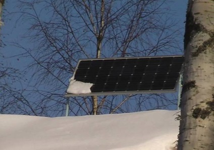 napelemek működnek, télen a hó küzdelemben