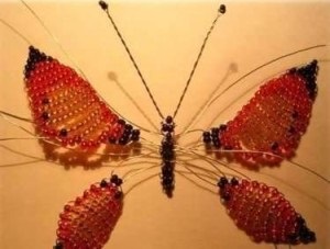 Különböző módon szövés színes pillangók gyöngy