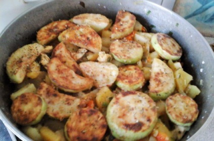 Burgonya mártással recept cukkini lépésenként képekkel (mártással) Recept mártással, burgonyával és a cukkini lépésről lépésre képekkel