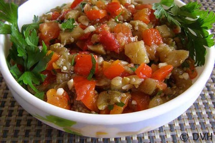 Saláta sült padlizsán, paprika és paradicsom kedvenc receptek