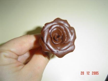 Csokoládé rózsa díszíteni sütemények