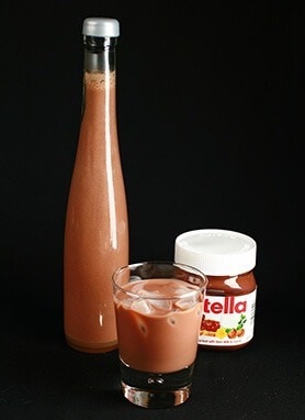 Krémlikőrrel az otthoni, és a folyadékot a Nutella (Nutella) Krémlikőrrel az otthoni, és a folyadékot a Nutella