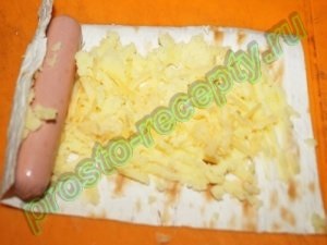 Kolbász pitában burgonyával és sajttal