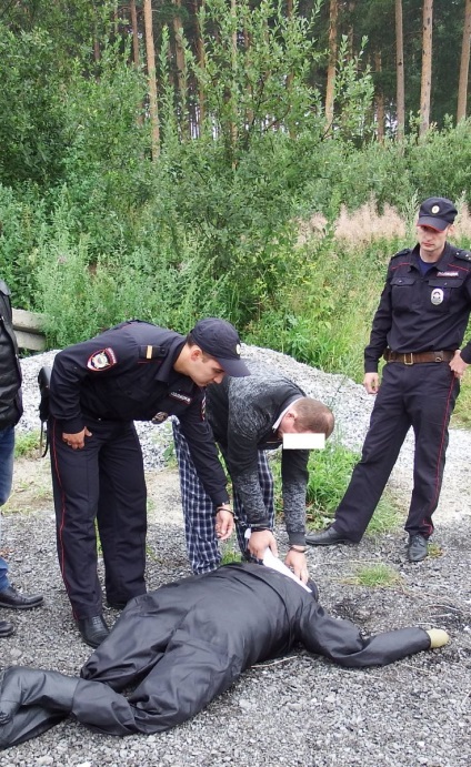 Naponta szállított a csomagtartóban, majd szúrt egy taxis azt mondta, ahogy megölte a lány egy széles folyó (Nő) Naponta szállított a csomagtartóban, majd szúrt egy taxis azt mondta, ahogy megölte a lány egy széles folyó