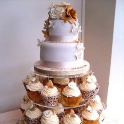 Torta cupcakes egy esküvőn, a képek a gyönyörű sütemények