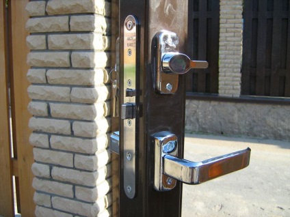 Telepítése a zár a kapu és a fém hullámlemez, vezető ajtó