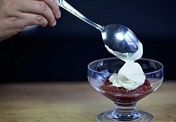 Cherry desszert tejszínnel (recept fotó)
