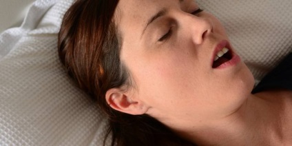 A horkolás a nőknél alvás közben okok és a kezelés