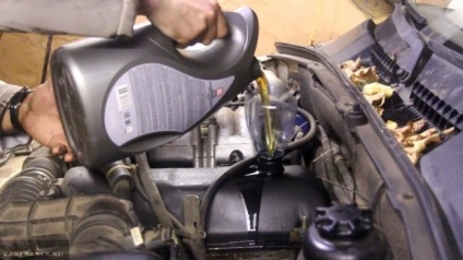 Olajcsere a motor Chevrolet Niva kezével fotó és videó