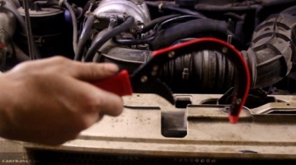 Olajcsere a motor Chevrolet Niva kezével fotó és videó