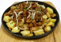 Sült burgonya, fehér, friss, szárított vagy pácolt gombát a serpenyőben (burgonya) Sült burgonya, fehér, friss, szárított vagy pácolt gombát egy serpenyőben