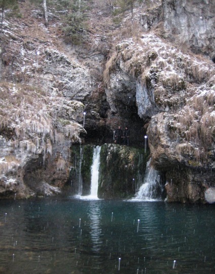Atysh - vízesés emelkedik egy barlangban
