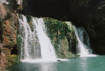 Atysh - vízesés emelkedik egy barlangban