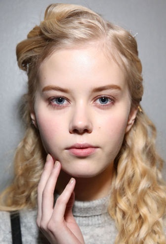 Beauty 2017 trend rúzs a pír és szemhéjpúder (divat trendek 2017) Beauty 2017 trend rúzs a pirosító és szemhéjpúder