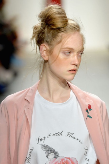 Beauty 2017 trend rúzs a pír és szemhéjpúder (J. Anderson) Beauty 2017 trend rúzs a pirosító és szemhéjpúder