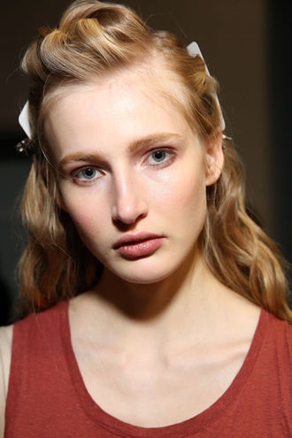 Beauty 2017 trend rúzs a pír és szemhéjpúder (rúzs, mint egy kiemelő az arcon) Beauty 2017 trend rúzs a pirosító és szemhéjpúder