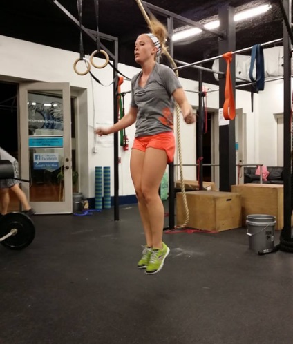 Dupla ugró kötél CrossFit, a tanulás, hogyan kell ugrókötél kettős (dupla) Dupla ugró kötél CrossFit, a tanulás, hogyan kell ugrani kötél kettős