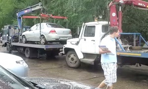 Vontatót esett az autó, az autó (csökkent) Vontatót esett az autó, az autó