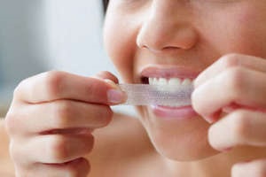 Як відбілити зуби вдома швидко за 5 хвилин відео поради
