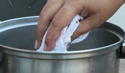 Hogyan tisztítsa meg a vas fém behatolása és a skála ecet és só, fogkrém