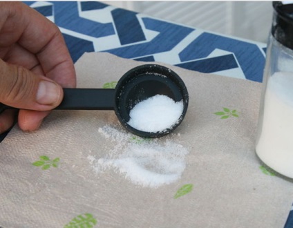 Hogyan tisztítsa meg a vas fém behatolása és a skála ecet és só, fogkrém