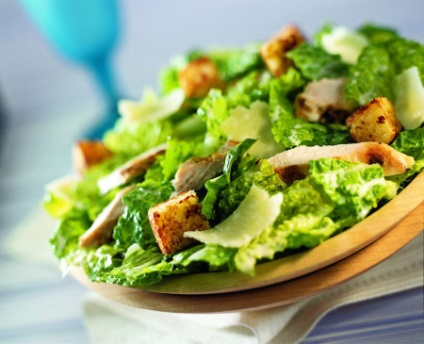 Hogyan készüljünk Cézár saláta salátástál rétegek
