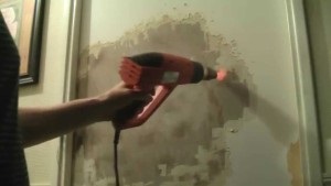 Hogyan lehet eltávolítani a festéket egy betonfal