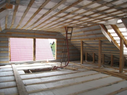 Hogyan szigeteljük egy régi fából készült ház - mint a meleg emeleten egy ház - családi házak javítása