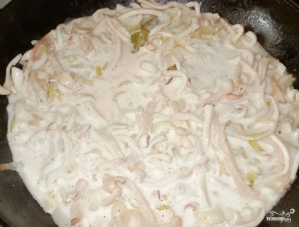 Tintahal, párolt tejföl - egy lépésről lépésre recept fényképeket (lépésről lépésre receptek) Tintahal, párolt tejföllel - lépésről lépésre recept fotók