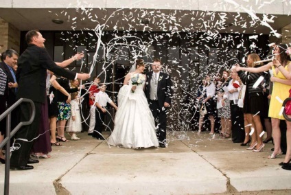Konfetti egy esküvői pár lehetséges megoldások és tippek a konfetti az oszlopról