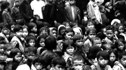 Vörös Khmer népirtás saját népe (az emberek) Vörös Khmer népirtás saját népe