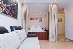 Ágy és egy kanapé ugyanabban a szobában szállások (37 fotó)