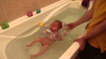 Fürdés egy újszülött