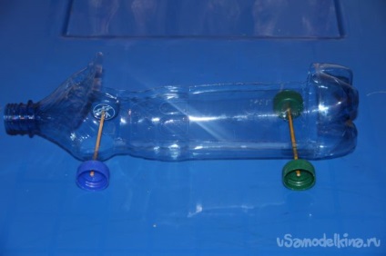 Az autó rezinomotore egy műanyag palack
