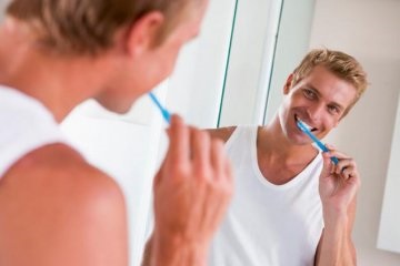 Gum masszázs ujjak és ecset technika, különösen akkor, ha az eljárás a fogágy,