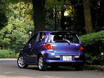 Autó áttekintése toyota Vitz, 2000